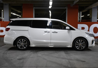 Подержанный автомобиль Kia Carnival 2018 года (4 фото)