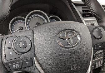 Подержанный автомобиль Toyota Auris Hatchback 2013 года (25 фото)