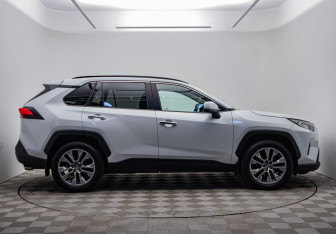 Подержанный автомобиль Toyota RAV4 2020 года (6 фото)