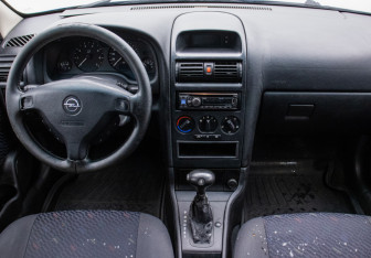 Подержанный автомобиль Opel Astra Hatchback 2001 года (13 фото)