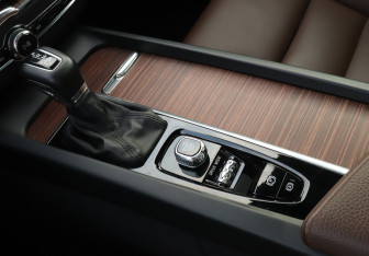 Подержанный автомобиль Volvo XC60 2020 года (19 фото)