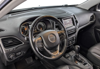 Подержанный автомобиль Jeep Cherokee 2018 года (15 фото)