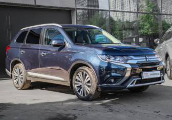 Подержанный автомобиль Mitsubishi Outlander 2021 года (3 фото)