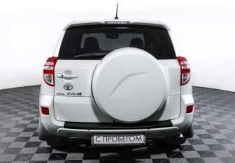 Подержанный автомобиль Toyota RAV4 2011 года (6 фото)