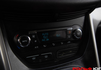 Подержанный автомобиль Ford Kuga 2014 года (15 фото)