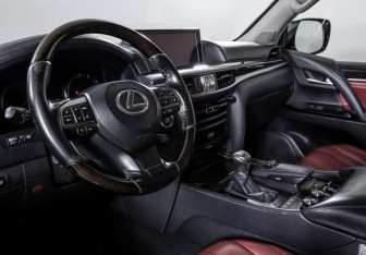 Подержанный автомобиль Lexus LX 2017 года (14 фото)