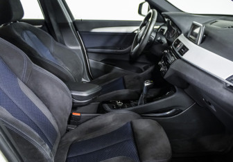 Подержанный автомобиль BMW X1 2015 года (10 фото)