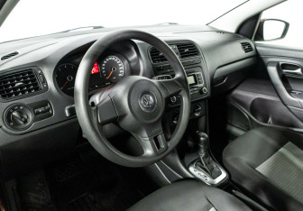 Подержанный автомобиль Volkswagen Polo Sedan 2012 года (7 фото)