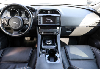 Подержанный автомобиль Jaguar F-Pace 2017 года (14 фото)
