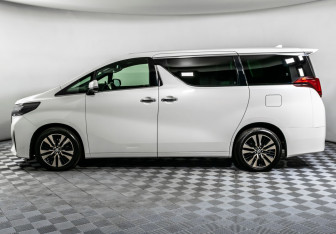 Подержанный автомобиль Toyota Alphard 2019 года (8 фото)