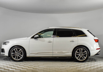 Подержанный автомобиль Audi Q7 2021 года (7 фото)