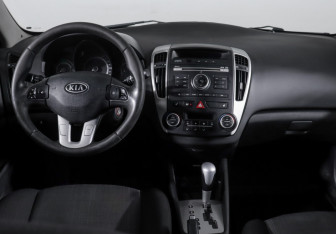 Подержанный автомобиль Kia Ceed Hatchback 2010 года (12 фото)