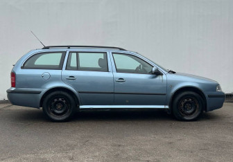 Подержанный автомобиль Skoda Octavia Wagon 2010 года (4 фото)