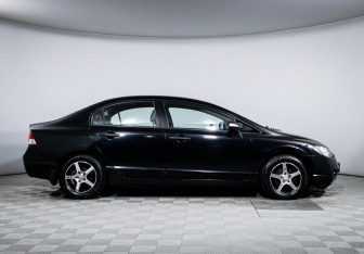 Подержанный автомобиль Honda Civic Sedan 2007 года (4 фото)