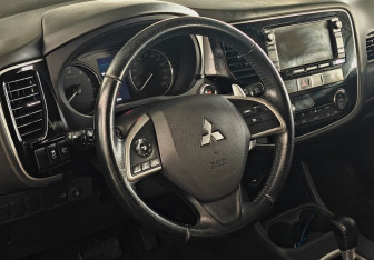 Подержанный автомобиль Mitsubishi Outlander 2014 года (12 фото)