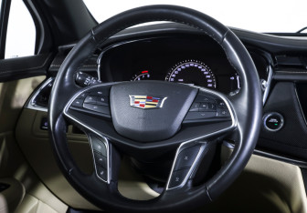 Подержанный автомобиль Cadillac XT5 2017 года (13 фото)