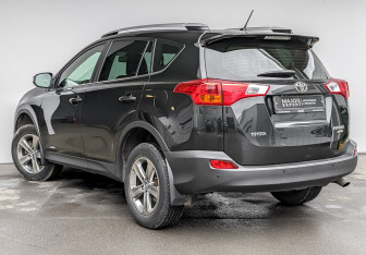 Подержанный автомобиль Toyota RAV4 2015 года (7 фото)