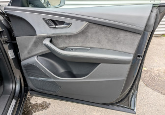 Подержанный автомобиль Audi Q8 2021 года (25 фото)