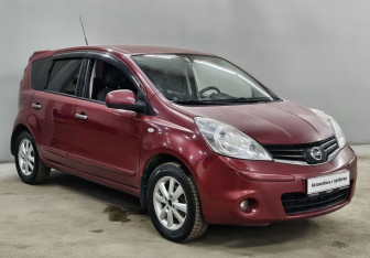 Подержанный автомобиль Nissan Note 2010 года (3 фото)