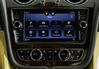 Подержанный автомобиль Bentley Bentayga 2016 года (17 фото)