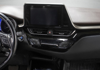 Подержанный автомобиль Toyota C-HR 2019 года (15 фото)