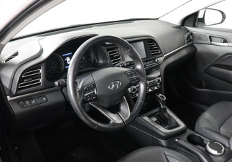 Подержанный автомобиль Hyundai Elantra Sedan 2019 года (6 фото)