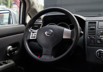 Подержанный автомобиль Nissan Tiida Hatchback 2010 года (11 фото)