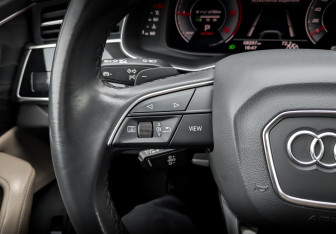 Подержанный автомобиль Audi Q8 2021 года (25 фото)