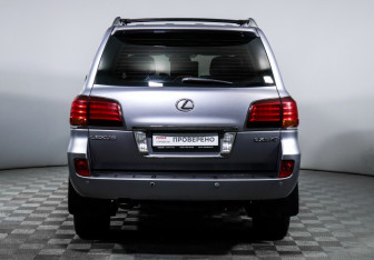 Подержанный автомобиль Lexus LX 2008 года (6 фото)