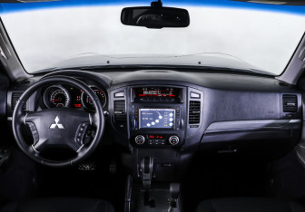 Подержанный автомобиль Mitsubishi Pajero 2011 года (17 фото)