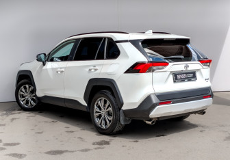 Подержанный автомобиль Toyota RAV4 2024 года (7 фото)