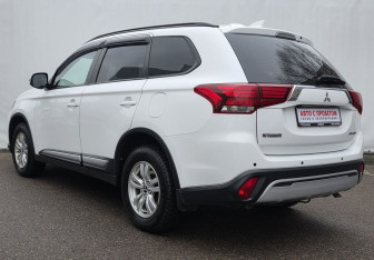 Подержанный автомобиль Mitsubishi Outlander 2019 года (7 фото)
