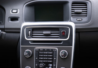 Подержанный автомобиль Volvo S60 2012 года (14 фото)