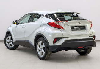 Подержанный автомобиль Toyota C-HR 2019 года (7 фото)