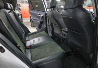 Подержанный автомобиль Toyota RAV4 2024 года (13 фото)