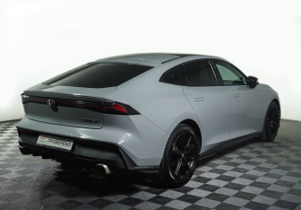 Подержанный автомобиль Changan UNI-V 2023 года (5 фото)