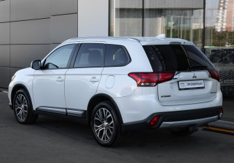 Подержанный автомобиль Mitsubishi Outlander 2018 года (7 фото)