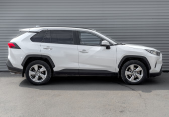 Подержанный автомобиль Toyota RAV4 2019 года (4 фото)