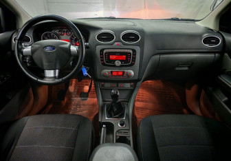 Подержанный автомобиль Ford Focus Hatchback 2010 года (11 фото)
