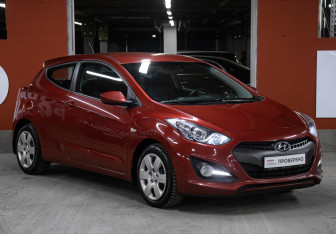 Подержанный автомобиль Hyundai i30 Hatchback 2015 года (3 фото)