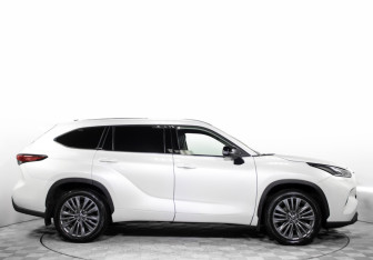 Подержанный автомобиль Toyota Highlander 2021 года (4 фото)