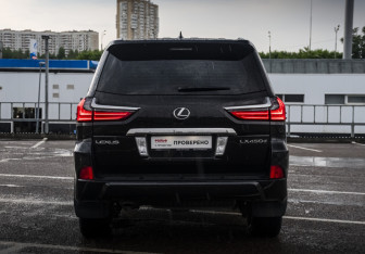 Подержанный автомобиль Lexus LX 2016 года (6 фото)