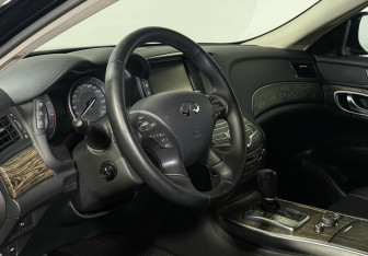 Подержанный автомобиль Infiniti Q70 2016 года (12 фото)