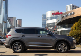 Подержанный автомобиль Hyundai Santa Fe 2021 года (3 фото)
