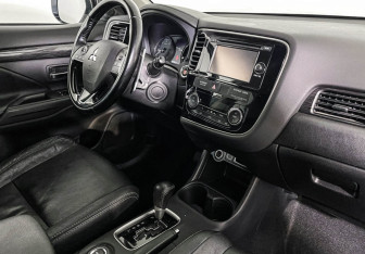 Подержанный автомобиль Mitsubishi Outlander 2015 года (9 фото)