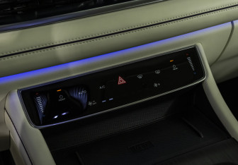 Подержанный автомобиль Voyah Dream 2023 года (21 фото)