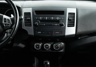 Подержанный автомобиль Mitsubishi Outlander 2012 года (9 фото)