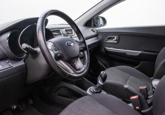 Подержанный автомобиль Kia Rio Sedan 2013 года (10 фото)