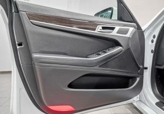 Подержанный автомобиль Hyundai Genesis 2014 года (19 фото)