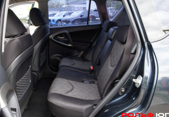 Подержанный автомобиль Toyota RAV4 2011 года (8 фото)